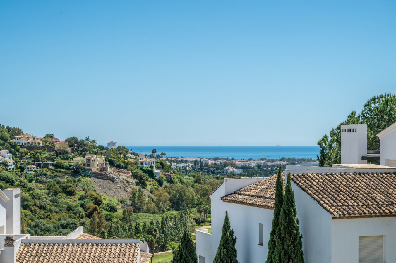FOR SALE 🏡 Bright 3-Bedroom Apartment with Sea & Golf Views – Altos de La Quinta, Benahavís