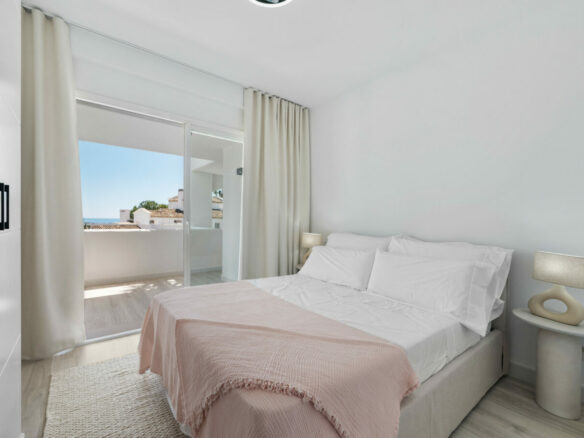 FOR SALE 🏡 Bright 3-Bedroom Apartment with Sea & Golf Views – Altos de La Quinta, Benahavís
