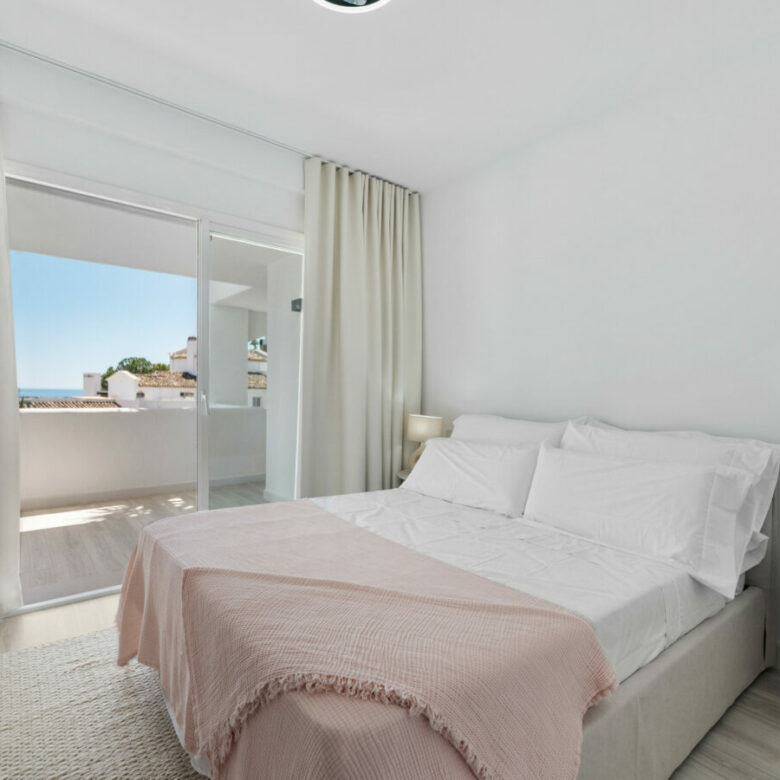 FOR SALE 🏡 Bright 3-Bedroom Apartment with Sea & Golf Views – Altos de La Quinta, Benahavís