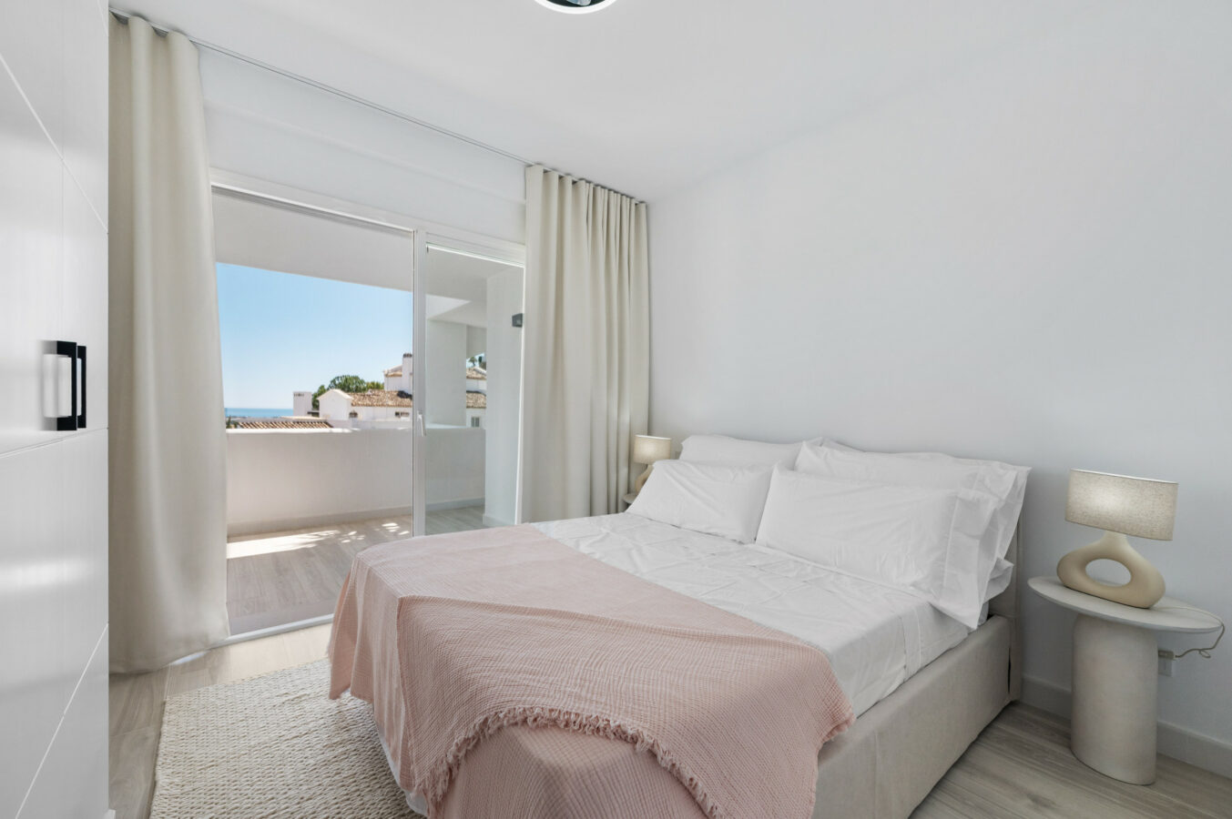 FOR SALE 🏡 Bright 3-Bedroom Apartment with Sea & Golf Views – Altos de La Quinta, Benahavís