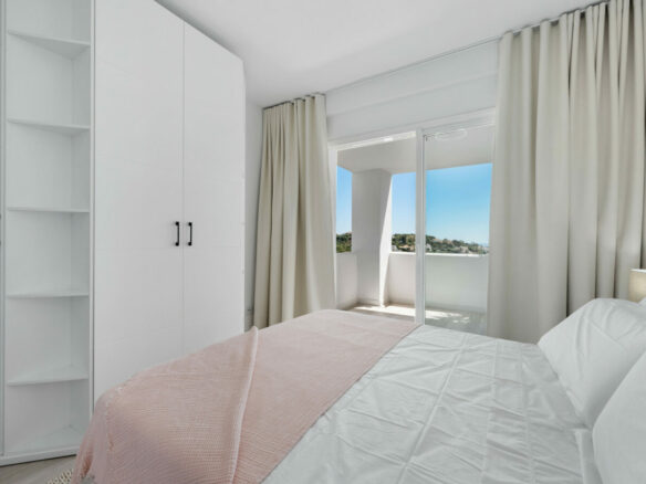 FOR SALE 🏡 Bright 3-Bedroom Apartment with Sea & Golf Views – Altos de La Quinta, Benahavís
