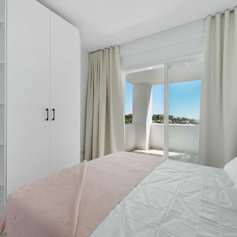 FOR SALE 🏡 Bright 3-Bedroom Apartment with Sea & Golf Views – Altos de La Quinta, Benahavís