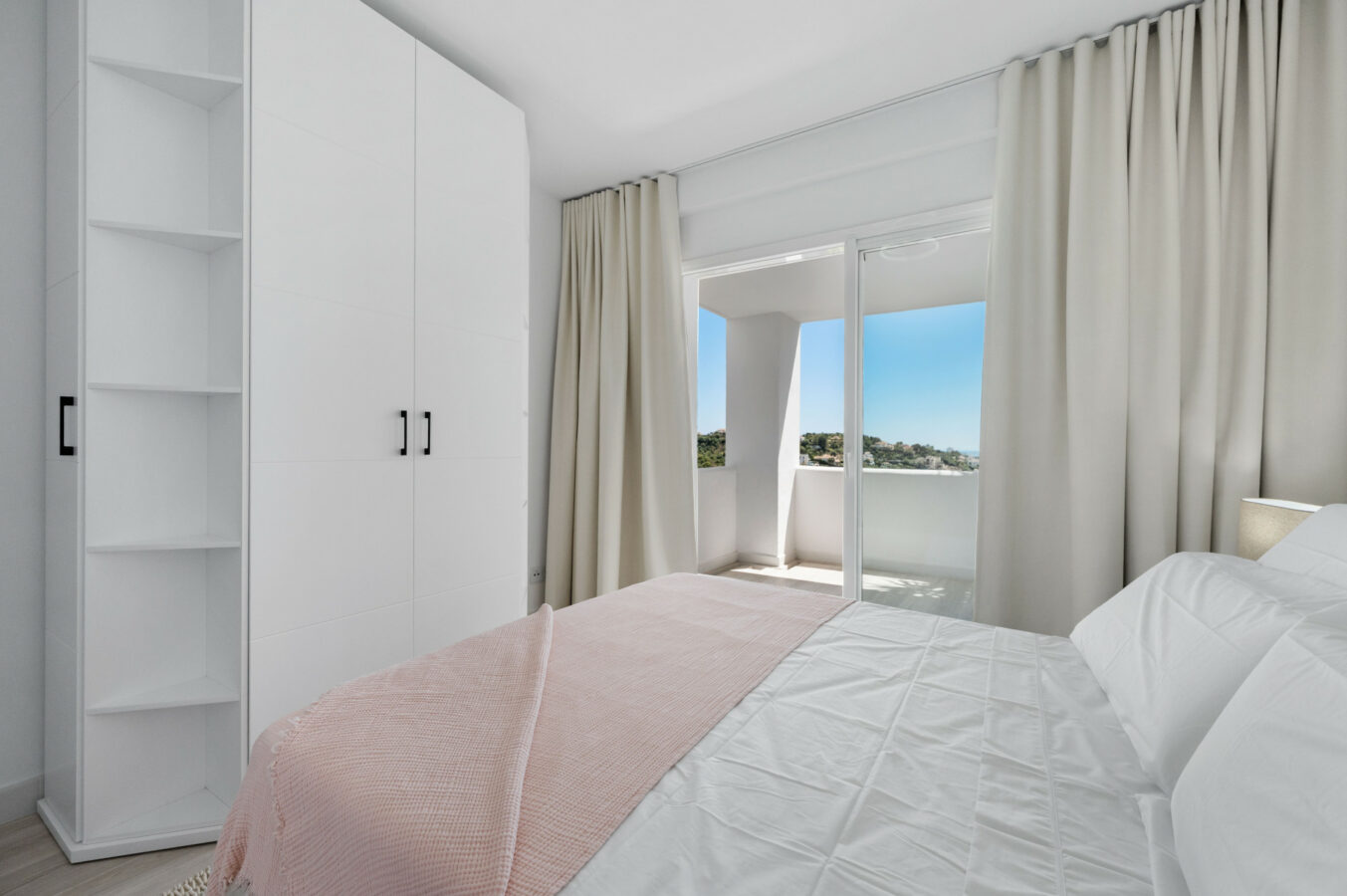 FOR SALE 🏡 Bright 3-Bedroom Apartment with Sea & Golf Views – Altos de La Quinta, Benahavís