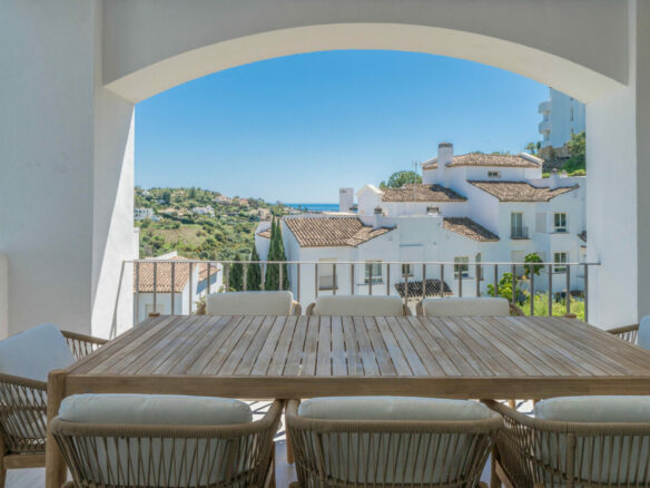 FOR SALE 🏡 Bright 3-Bedroom Apartment with Sea & Golf Views – Altos de La Quinta, Benahavís