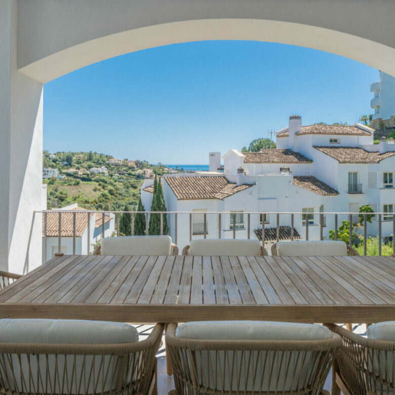 FOR SALE 🏡 Bright 3-Bedroom Apartment with Sea & Golf Views – Altos de La Quinta, Benahavís