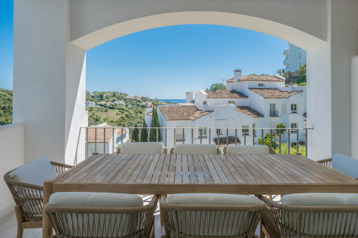 FOR SALE 🏡 Bright 3-Bedroom Apartment with Sea & Golf Views – Altos de La Quinta, Benahavís