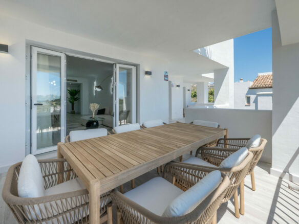 FOR SALE 🏡 Bright 3-Bedroom Apartment with Sea & Golf Views – Altos de La Quinta, Benahavís