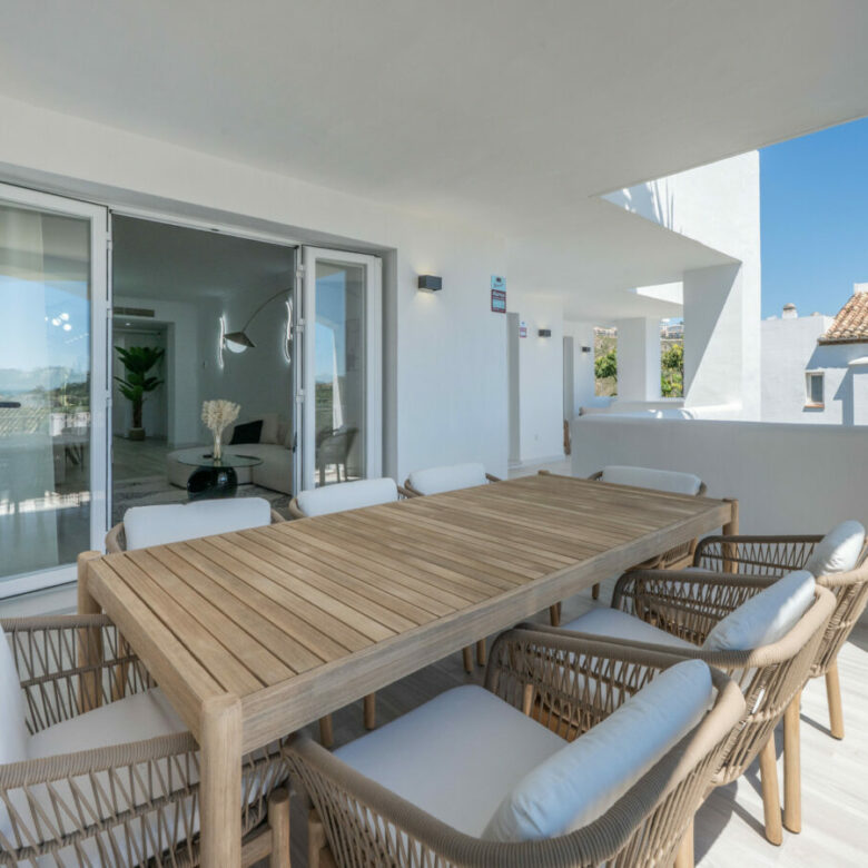 FOR SALE 🏡 Bright 3-Bedroom Apartment with Sea & Golf Views – Altos de La Quinta, Benahavís