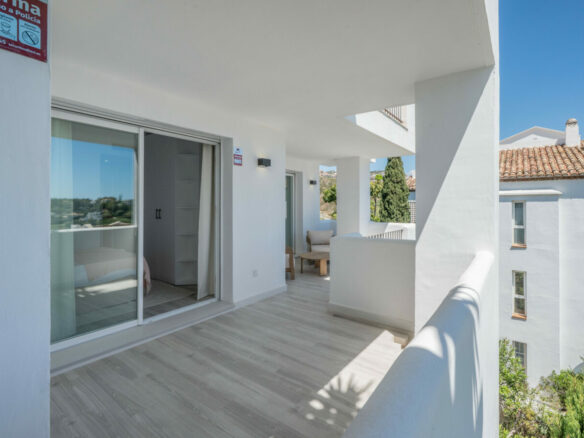 FOR SALE 🏡 Bright 3-Bedroom Apartment with Sea & Golf Views – Altos de La Quinta, Benahavís