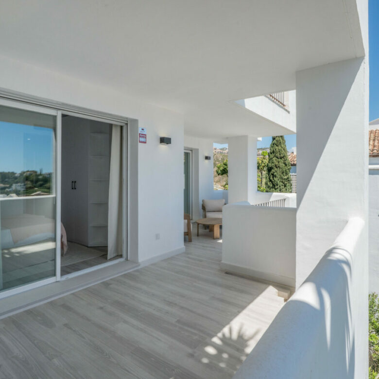 FOR SALE 🏡 Bright 3-Bedroom Apartment with Sea & Golf Views – Altos de La Quinta, Benahavís