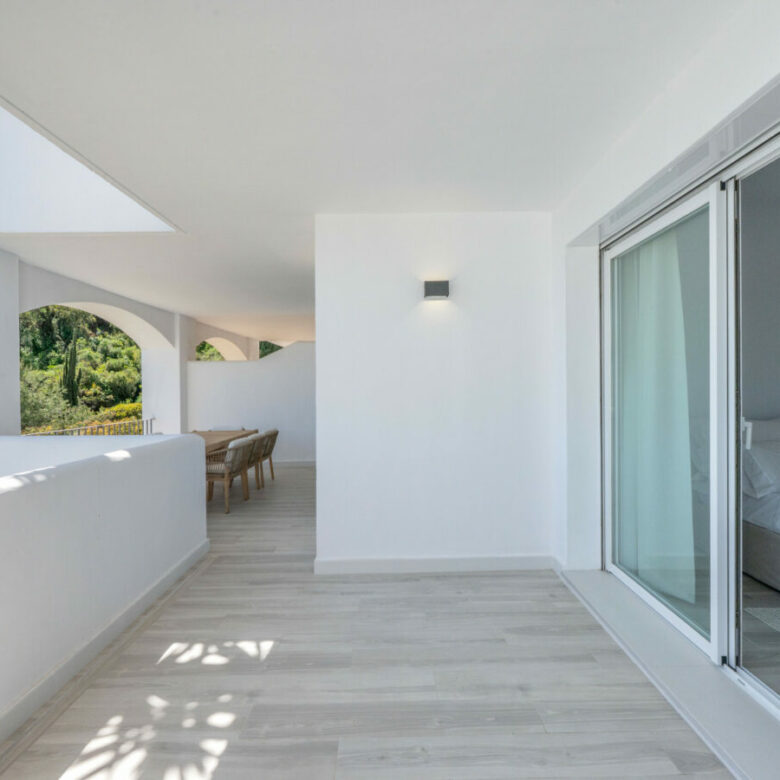 FOR SALE 🏡 Bright 3-Bedroom Apartment with Sea & Golf Views – Altos de La Quinta, Benahavís