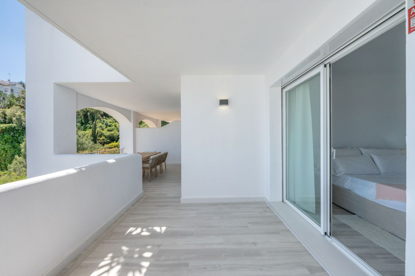 FOR SALE 🏡 Bright 3-Bedroom Apartment with Sea & Golf Views – Altos de La Quinta, Benahavís