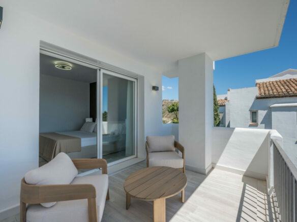 FOR SALE 🏡 Bright 3-Bedroom Apartment with Sea & Golf Views – Altos de La Quinta, Benahavís