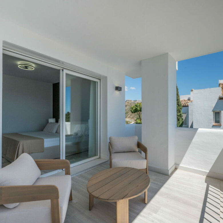 FOR SALE 🏡 Bright 3-Bedroom Apartment with Sea & Golf Views – Altos de La Quinta, Benahavís