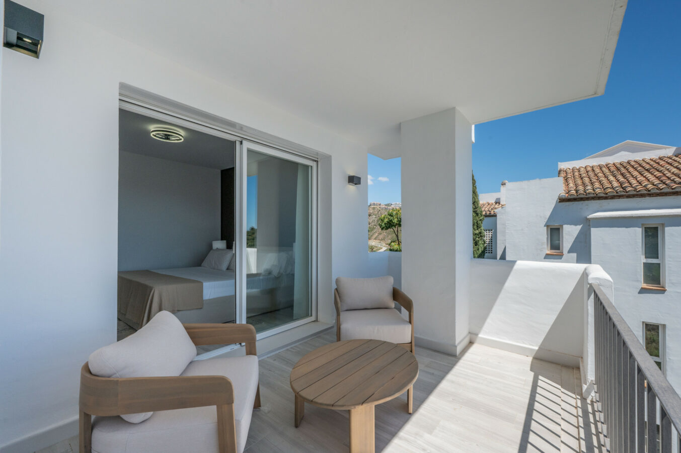 FOR SALE 🏡 Bright 3-Bedroom Apartment with Sea & Golf Views – Altos de La Quinta, Benahavís