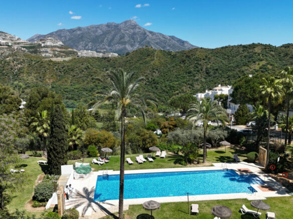 FOR SALE 🏡 Bright 3-Bedroom Apartment with Sea & Golf Views – Altos de La Quinta, Benahavís