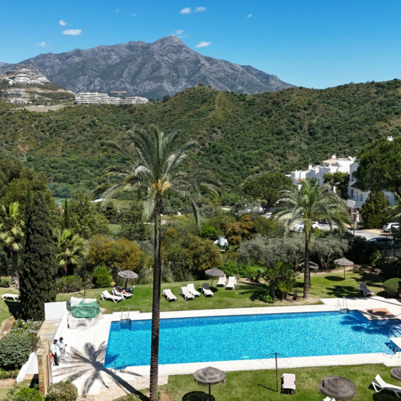 FOR SALE 🏡 Bright 3-Bedroom Apartment with Sea & Golf Views – Altos de La Quinta, Benahavís