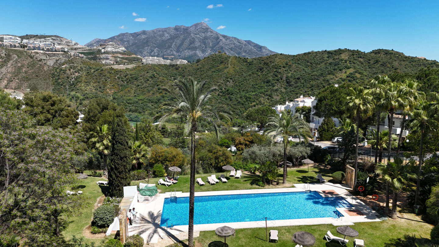 FOR SALE 🏡 Bright 3-Bedroom Apartment with Sea & Golf Views – Altos de La Quinta, Benahavís