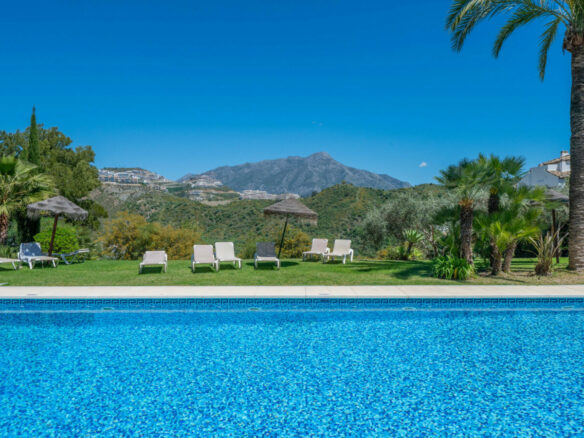 FOR SALE 🏡 Bright 3-Bedroom Apartment with Sea & Golf Views – Altos de La Quinta, Benahavís