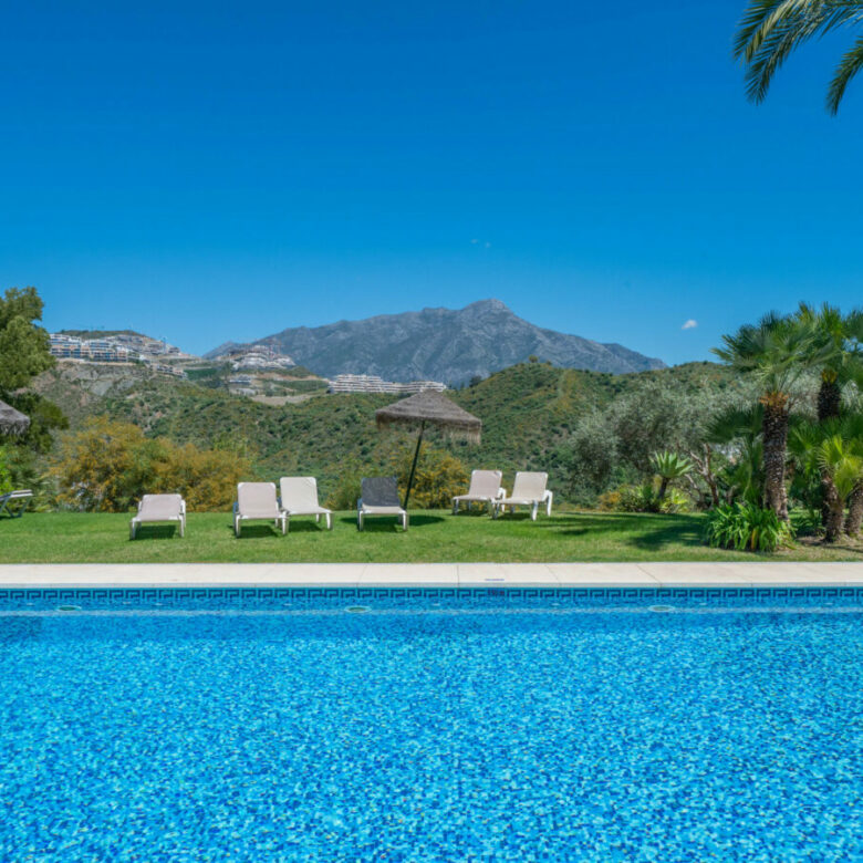 FOR SALE 🏡 Bright 3-Bedroom Apartment with Sea & Golf Views – Altos de La Quinta, Benahavís