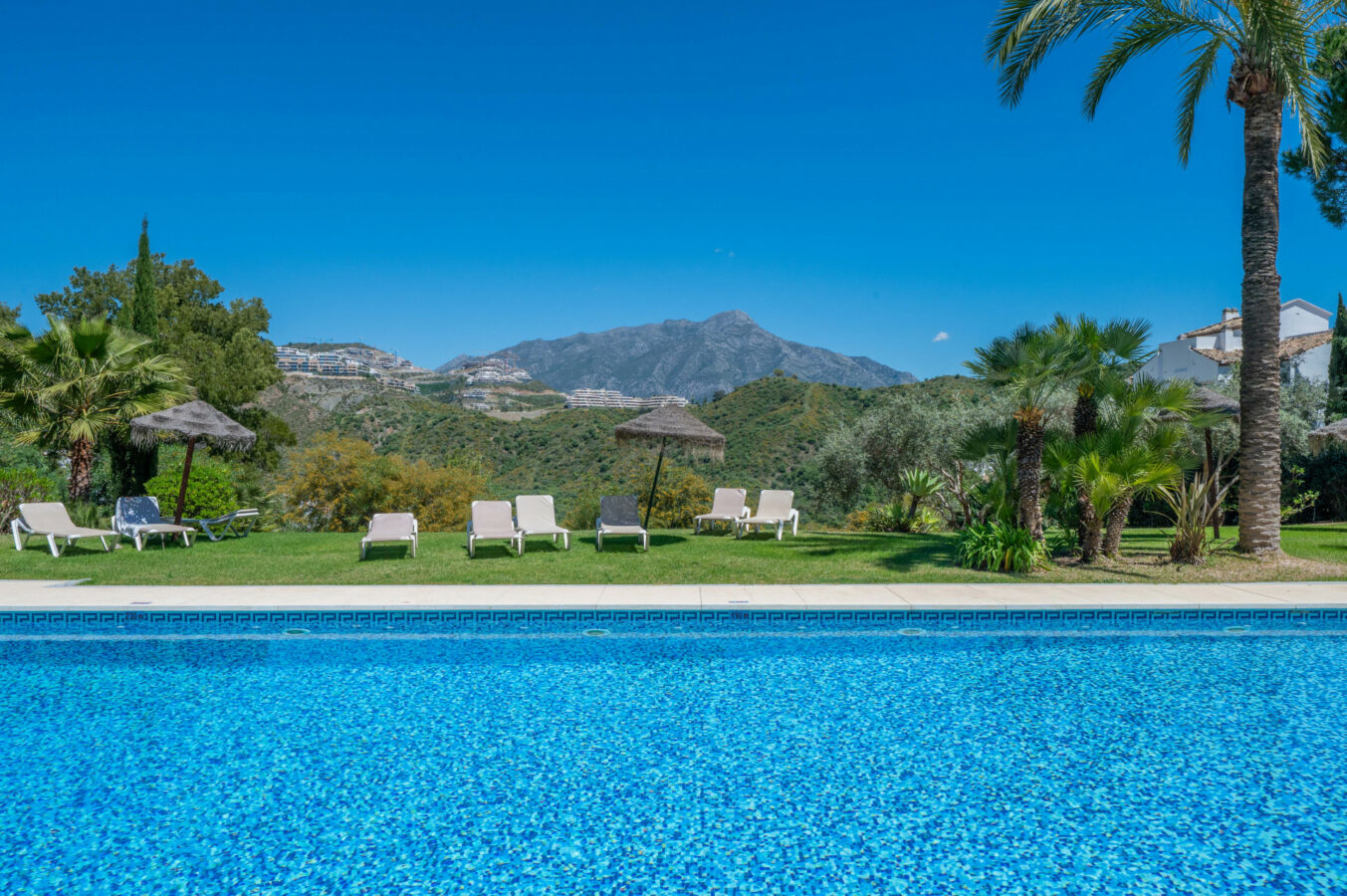 FOR SALE 🏡 Bright 3-Bedroom Apartment with Sea & Golf Views – Altos de La Quinta, Benahavís