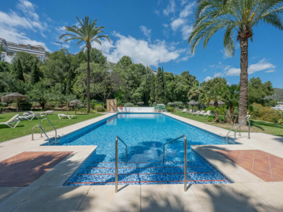 FOR SALE 🏡 Bright 3-Bedroom Apartment with Sea & Golf Views – Altos de La Quinta, Benahavís