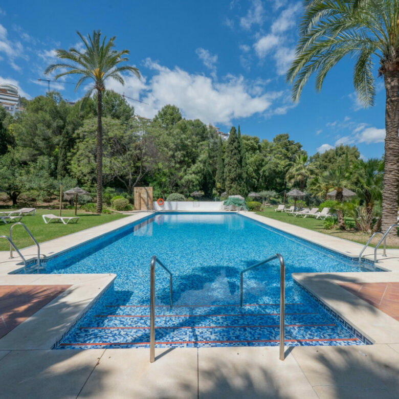 FOR SALE 🏡 Bright 3-Bedroom Apartment with Sea & Golf Views – Altos de La Quinta, Benahavís