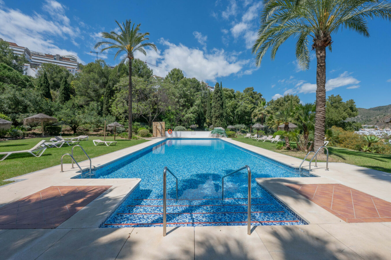 FOR SALE 🏡 Bright 3-Bedroom Apartment with Sea & Golf Views – Altos de La Quinta, Benahavís
