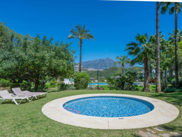 FOR SALE 🏡 Bright 3-Bedroom Apartment with Sea & Golf Views – Altos de La Quinta, Benahavís