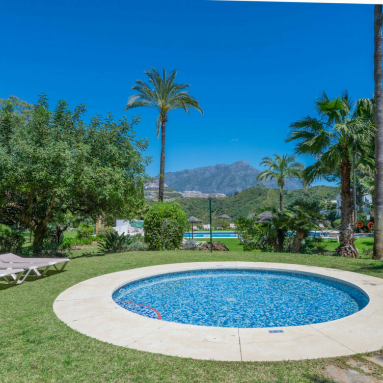 FOR SALE 🏡 Bright 3-Bedroom Apartment with Sea & Golf Views – Altos de La Quinta, Benahavís