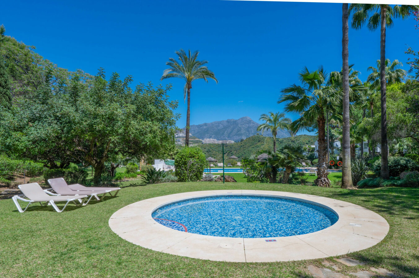 FOR SALE 🏡 Bright 3-Bedroom Apartment with Sea & Golf Views – Altos de La Quinta, Benahavís