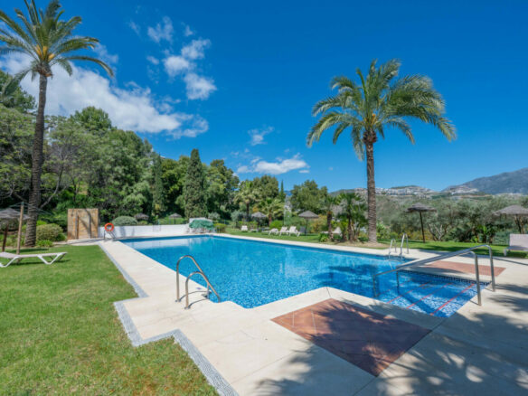 FOR SALE 🏡 Bright 3-Bedroom Apartment with Sea & Golf Views – Altos de La Quinta, Benahavís
