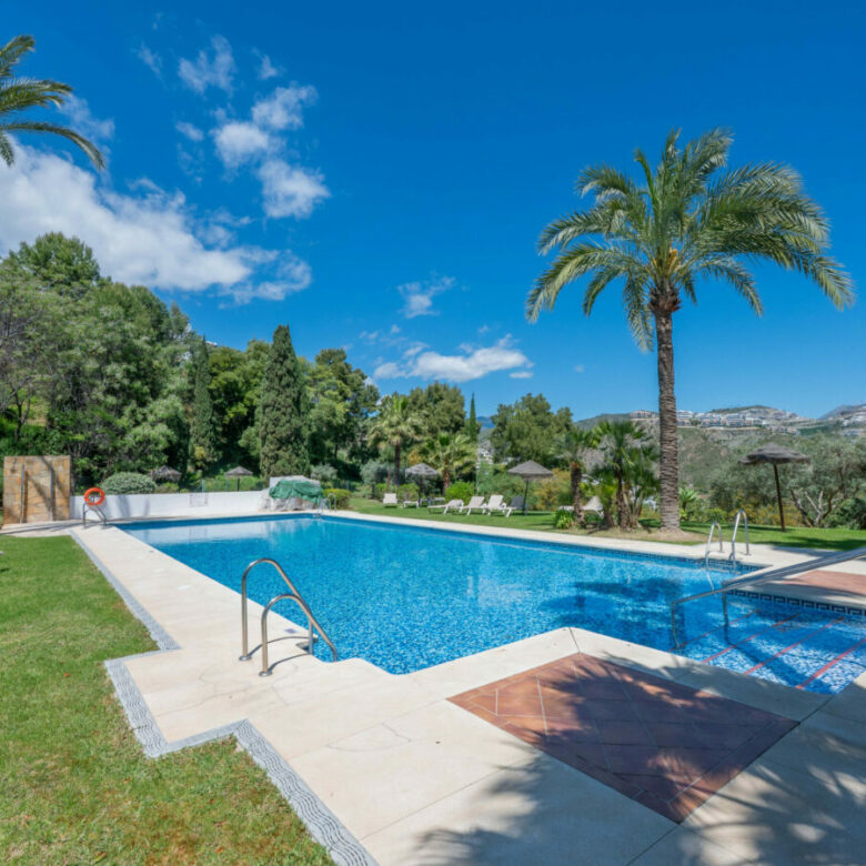 FOR SALE 🏡 Bright 3-Bedroom Apartment with Sea & Golf Views – Altos de La Quinta, Benahavís