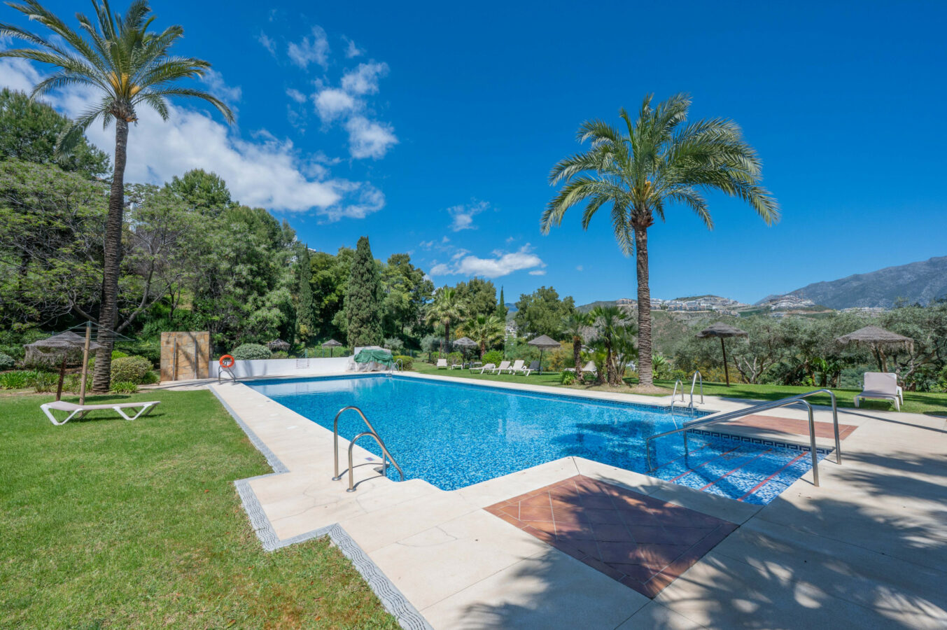FOR SALE 🏡 Bright 3-Bedroom Apartment with Sea & Golf Views – Altos de La Quinta, Benahavís