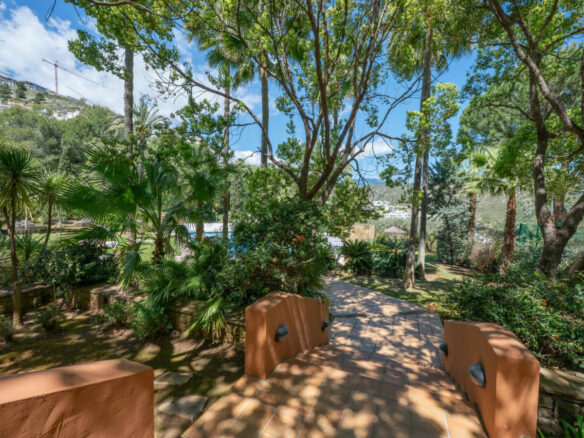 FOR SALE 🏡 Bright 3-Bedroom Apartment with Sea & Golf Views – Altos de La Quinta, Benahavís