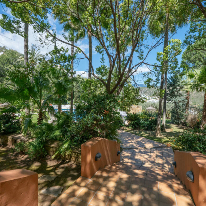 FOR SALE 🏡 Bright 3-Bedroom Apartment with Sea & Golf Views – Altos de La Quinta, Benahavís