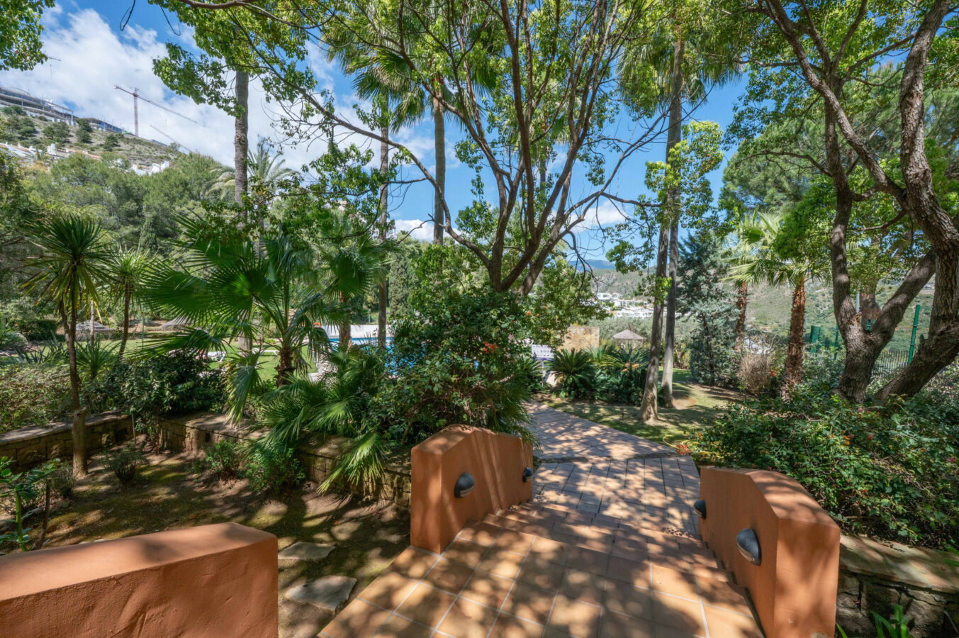 FOR SALE 🏡 Bright 3-Bedroom Apartment with Sea & Golf Views – Altos de La Quinta, Benahavís