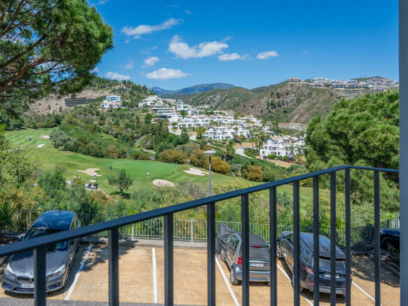 FOR SALE 🏡 Bright 3-Bedroom Apartment with Sea & Golf Views – Altos de La Quinta, Benahavís