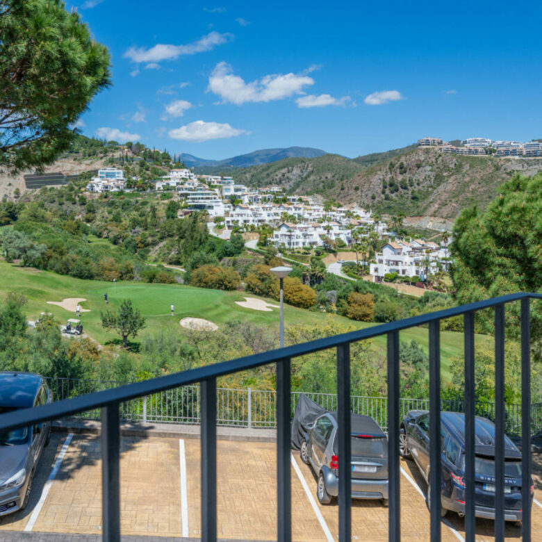 FOR SALE 🏡 Bright 3-Bedroom Apartment with Sea & Golf Views – Altos de La Quinta, Benahavís