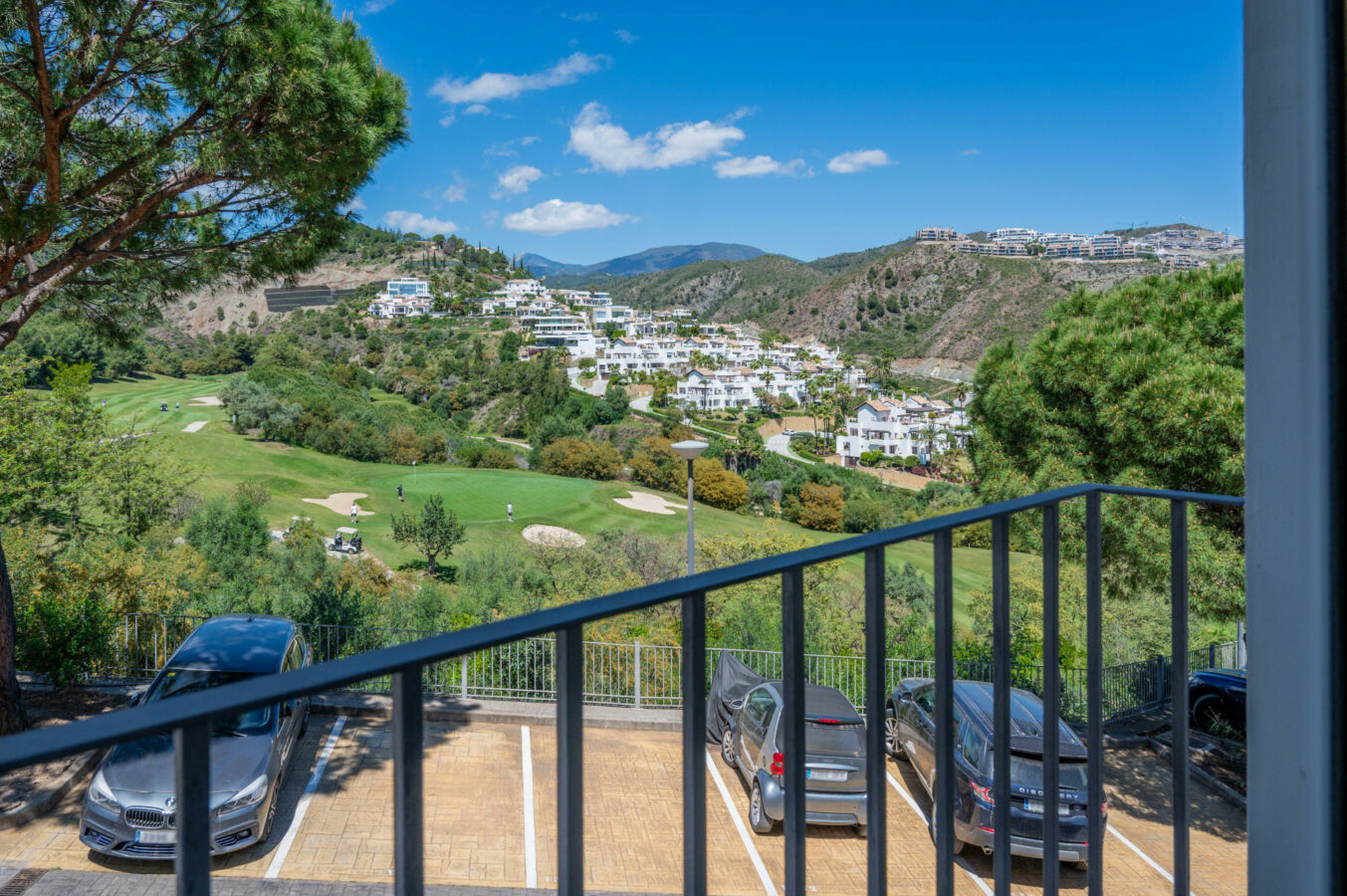 FOR SALE 🏡 Bright 3-Bedroom Apartment with Sea & Golf Views – Altos de La Quinta, Benahavís