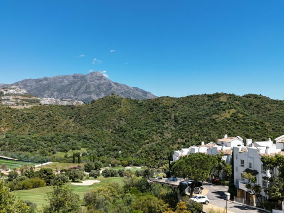FOR SALE 🏡 Bright 3-Bedroom Apartment with Sea & Golf Views – Altos de La Quinta, Benahavís