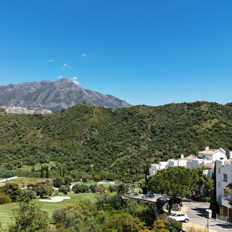 FOR SALE 🏡 Bright 3-Bedroom Apartment with Sea & Golf Views – Altos de La Quinta, Benahavís