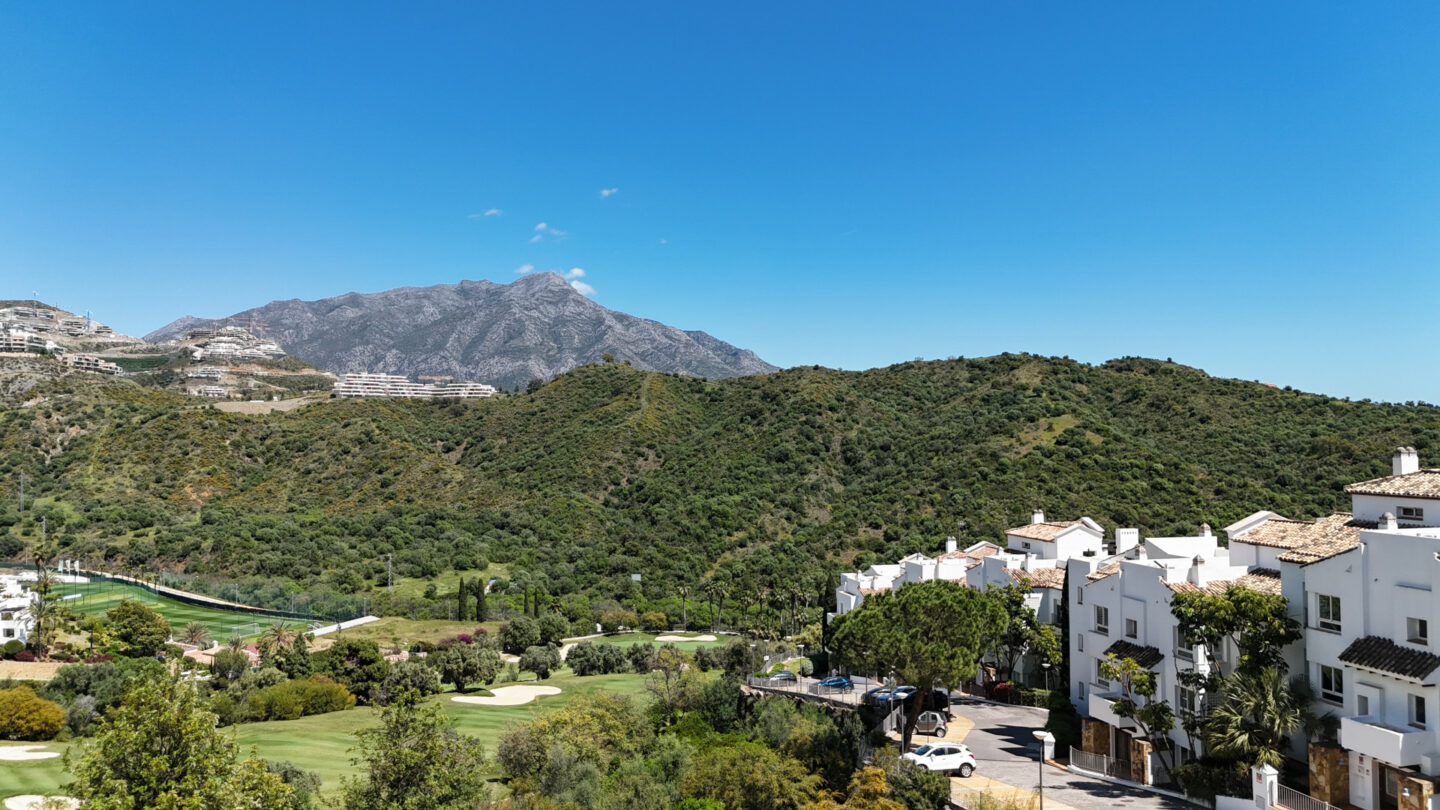 FOR SALE 🏡 Bright 3-Bedroom Apartment with Sea & Golf Views – Altos de La Quinta, Benahavís