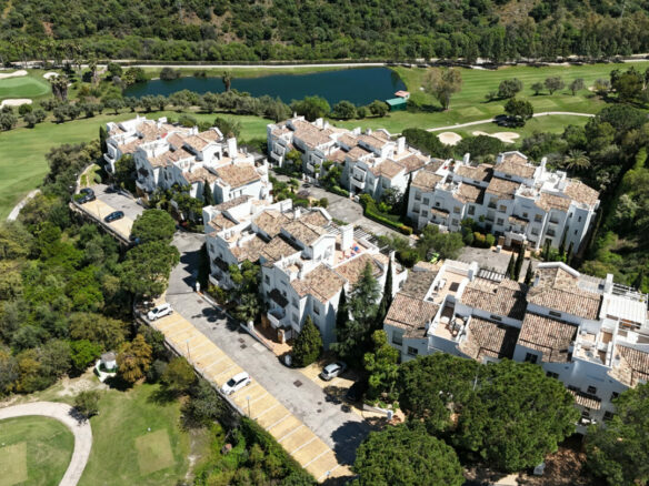 FOR SALE 🏡 Bright 3-Bedroom Apartment with Sea & Golf Views – Altos de La Quinta, Benahavís