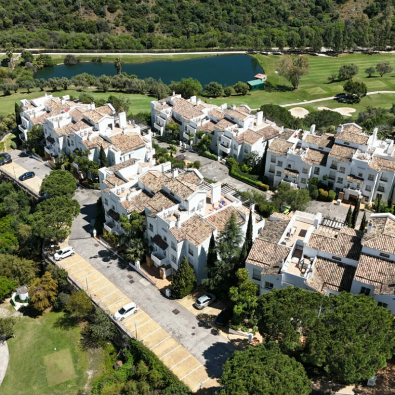 FOR SALE 🏡 Bright 3-Bedroom Apartment with Sea & Golf Views – Altos de La Quinta, Benahavís
