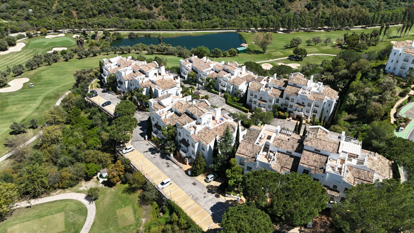 FOR SALE 🏡 Bright 3-Bedroom Apartment with Sea & Golf Views – Altos de La Quinta, Benahavís