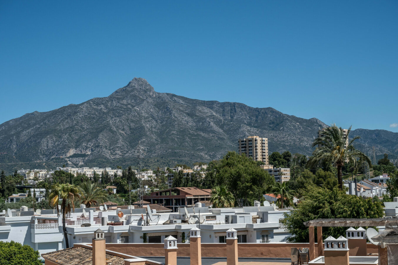 FOR SALE 🏡 Modern 3-Bedroom Apartment with La Concha Views – Puerto Golf, Nueva Andalucía, Marbella