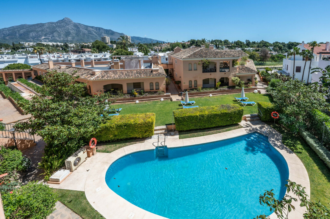 FOR SALE 🏡 Modern 3-Bedroom Apartment with La Concha Views – Puerto Golf, Nueva Andalucía, Marbella