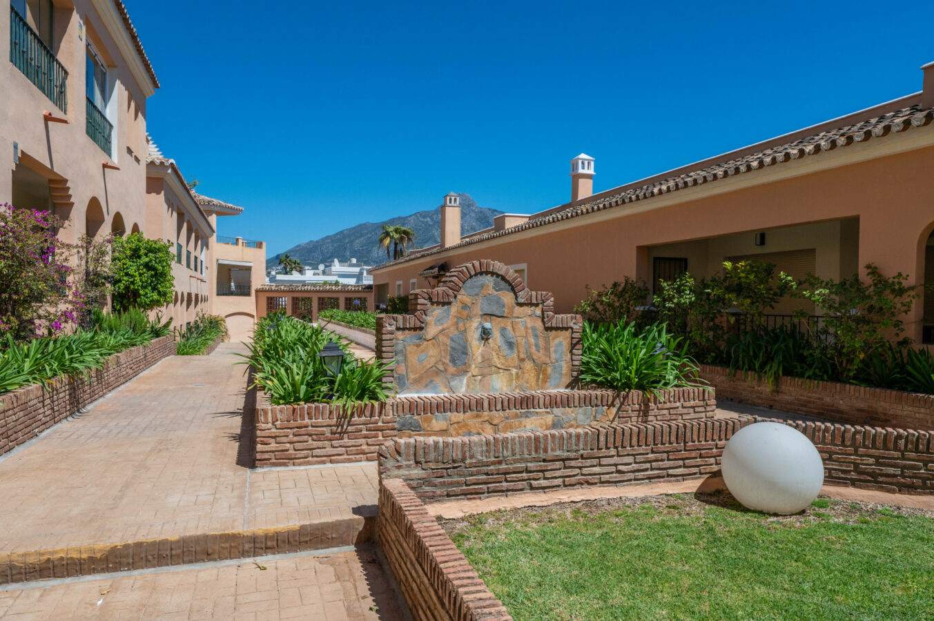 FOR SALE 🏡 Modern 3-Bedroom Apartment with La Concha Views – Puerto Golf, Nueva Andalucía, Marbella
