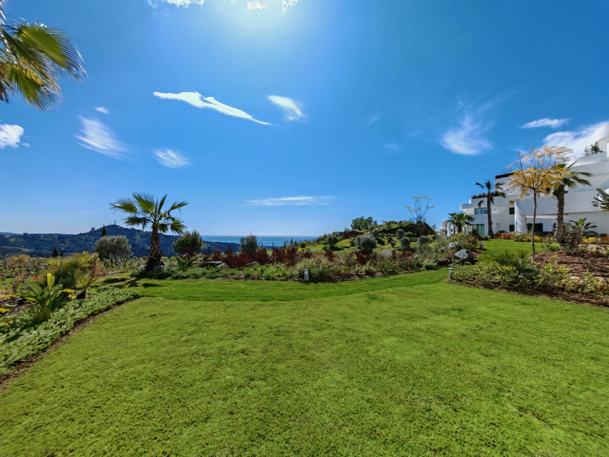 FOR SALE 🏡 Elegant Ground Floor Apartment with Private Garden – Palo Alto, Marbella